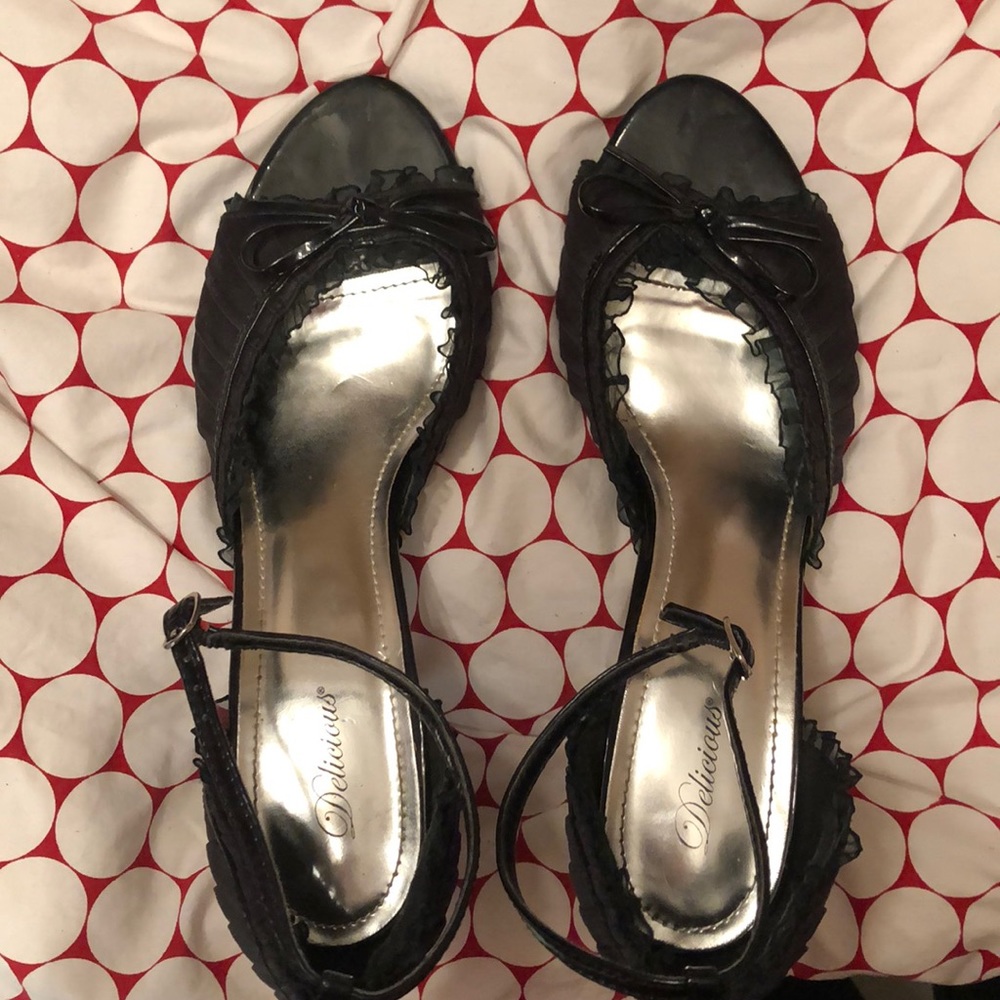 Delicious black peep toe heels with lace and bow